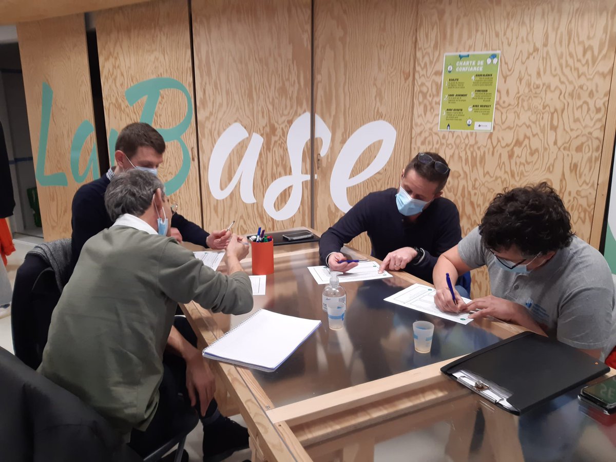 LaBase_NA's tweet photo. Oh : un lab dans le lab !
Aujourd'hui les agents du laboratoire départemental d'analyse #LDA33 projetaient en 3D leur futur espace souhaitable de travail et de vie professionnelle.
Co-construire et tester avant de construire en dur, c'est #LaBase !
#design #espace #IP #IP https://t.co/LKHp4O7BJT
