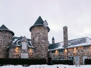 VisitCharlevoix's tweet image. Castle Farms was built in 1918 as a model working dairy farm by the acting president of Sears, Roebuck &amp;amp; Co. Today, it offers guests the chance to stroll through a 100 years of history.
buff.ly/2F7O8sD
#puremichigan #visitcharlevoix