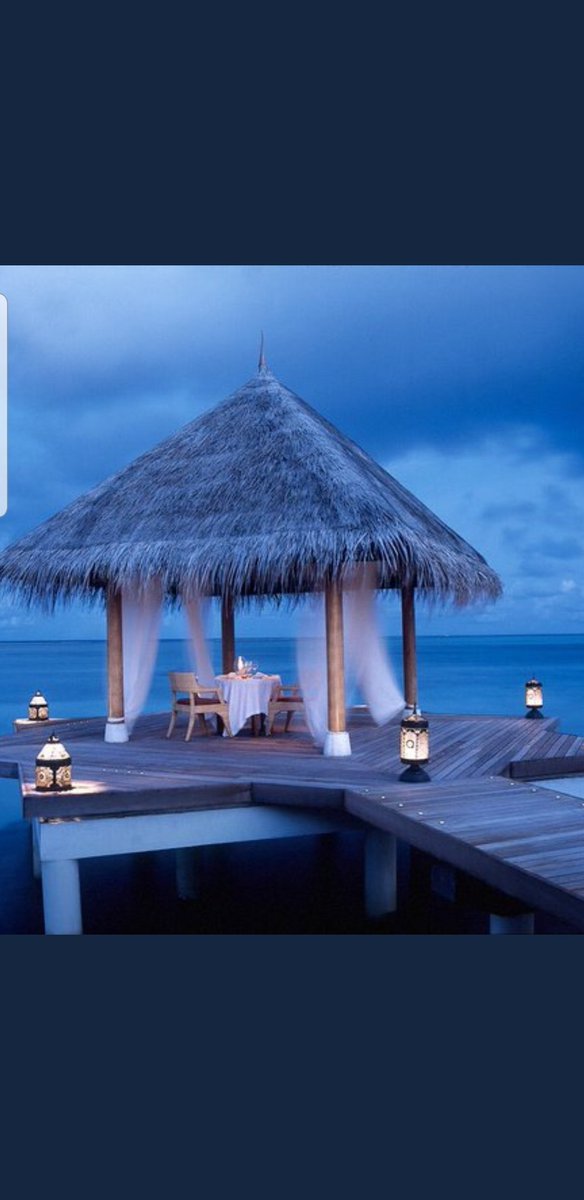 تعالـي ابدي معي ليل الغلا والغرام
ليلة لقى تشــرح الخـاطر عنــاوينها 

واليا انتثر شعرك الناعم وطاح اللثام
قلـت اتركـي وجنتينك لا لاتغطـينـها
(مختاره)