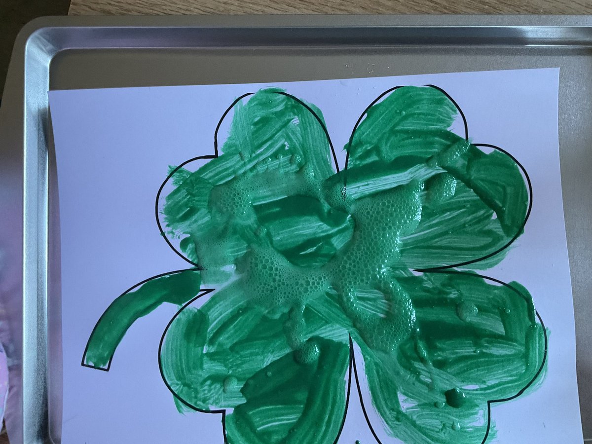 talesofkinder's tweet photo. Working on some Fizzy painting with the Kinders this morning! Mixing some science and art together to create 4 leaf clovers. https://t.co/PsW7zMOd3u