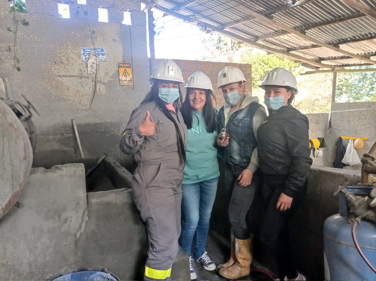 asomineros's tweet photo. #AEstaHora nuestra Presidenta @CONNIEGJ hace entrega de Detalles especiales para las Mujeres de nuestras Empresas Asociadas. 
#MujerMineraEs sinónimo de Templanza y Berraquera!! 💜👷‍♀️
@MinEnergiaCo @WIMColombia @AndreBlaP @OroResponsable @juventudmineria @Sarosava @WBG_Energy https://t.co/ROvX6nXQeA
