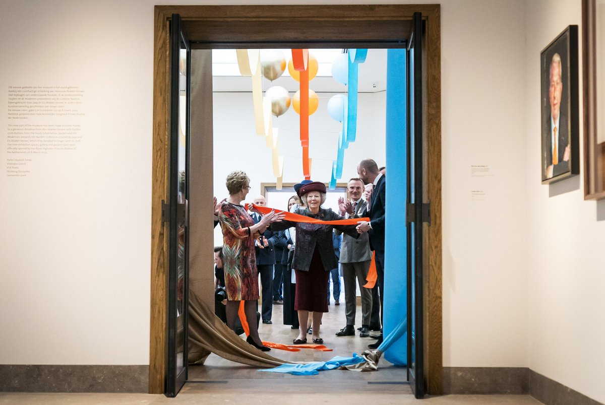 koninklijkhuis's tweet photo. Prinses Beatrix opent de nieuwe museumvleugel van Singer Laren. In de zalen wordt de privéverzameling Collectie Nardinc permanent tentoongesteld. Na de opening krijgt de Prinses een rondleiding. https://t.co/cu9FBxV9TF https://t.co/Lug4VJLK5q