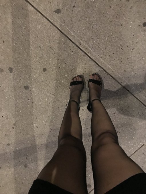 Need to be back in NY eating oysters, falling down staircases, and shaking I my ass on rooftops. https://t