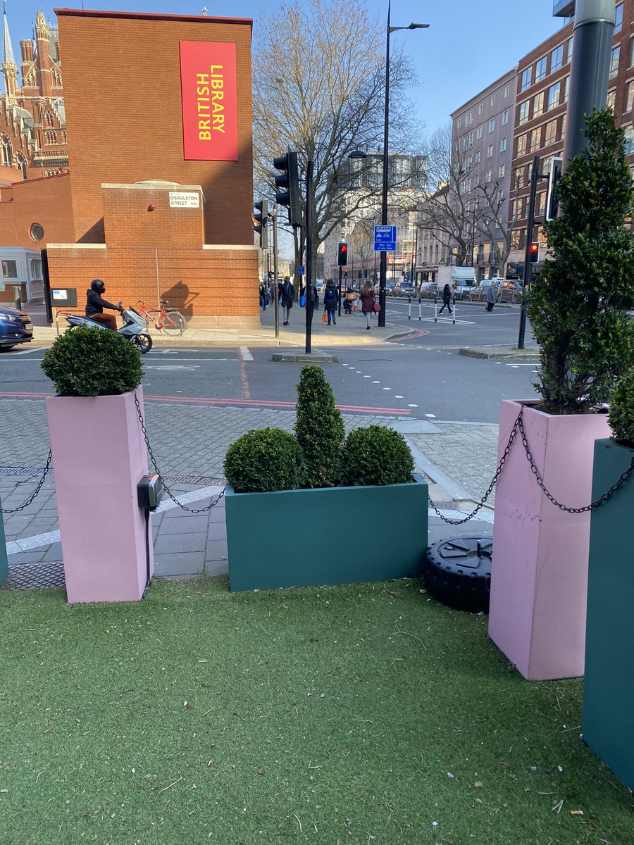 dejonghmichael's tweet photo. Lovely London hotel maybe need to rethink topiary efforts …… 😬 https://t.co/1uH211MGhX