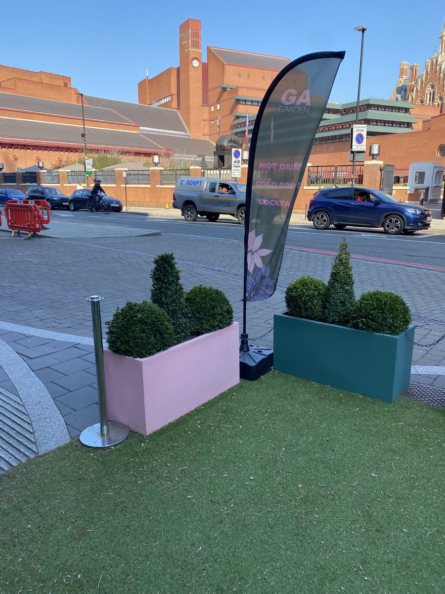 dejonghmichael's tweet photo. Lovely London hotel maybe need to rethink topiary efforts …… 😬 https://t.co/1uH211MGhX