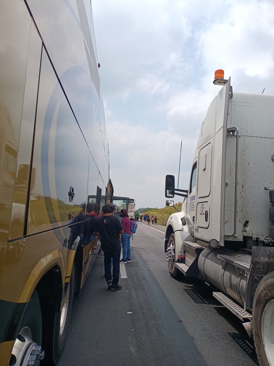 Adelmedio's tweet photo. @aztecapuebla ya son más de 12  horas parados en el bloqueo autopista Coatzacoalcos México km 37 #Cosoleacaque #Veracruz hay #familiasconniños padeciendo el intenso calor sin respuesta @GobiernoVer https://t.co/FOnI4BsDii