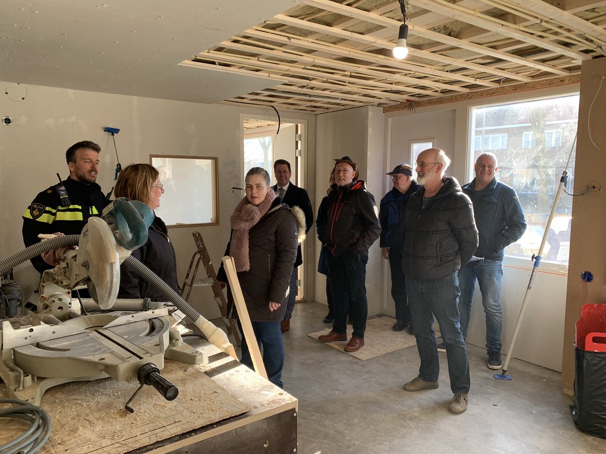 DelfgauwHof's tweet photo. Hoog bezoek vandaag in het hof delfgauw @WijkmDelfgauwOL @WA_Delfgauw en zelfs de burgemeester @BjornLugthart dit op initiatief van de bewonersvereniging delfgauw https://t.co/SDQJvRDDz3