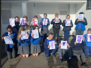 KinsaleComSch's tweet photo. Inniu Chuaigh rang Ms Hennessy ar “siúlóid”agus bhí na daltaí ag déanamh iarracht a gcuid gaeilge a úsáid.
Inné bhíomar ag déanamh comórtas póstaeir! Bhain siad sár-taitneamh as! @SnaGaeilge @AileenHennessy #SnaG22 #seachtainnagaeilge https://t.co/D2299SxqCS