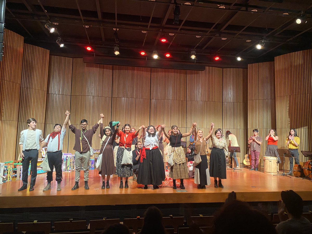 MollyBoys's tweet photo. Escenificación de “Canto para una semilla” en Campus Oriente. Una creación de los estudiantes de Teatro y Música con la dirección de @eloelviralopez y Cristián Gonzalez (más el toque amoroso de @Hotaru12177106) https://t.co/3VsXYw3yaK