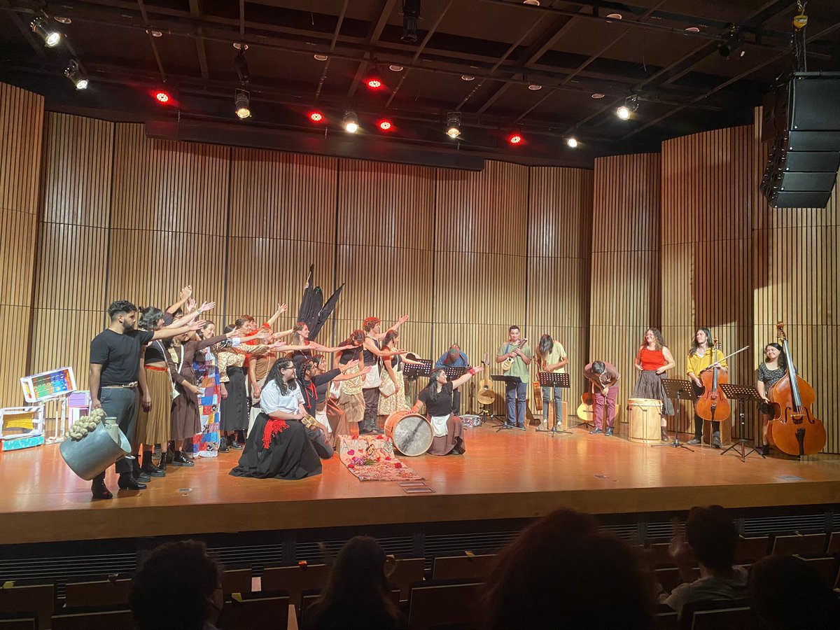 MollyBoys's tweet photo. Escenificación de “Canto para una semilla” en Campus Oriente. Una creación de los estudiantes de Teatro y Música con la dirección de @eloelviralopez y Cristián Gonzalez (más el toque amoroso de @Hotaru12177106) https://t.co/3VsXYw3yaK