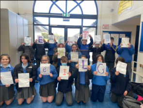 KinsaleComSch's tweet photo. Inniu Chuaigh rang Ms Hennessy ar “siúlóid”agus bhí na daltaí ag déanamh iarracht a gcuid gaeilge a úsáid.
Inné bhíomar ag déanamh comórtas póstaeir! Bhain siad sár-taitneamh as! @SnaGaeilge @AileenHennessy #SnaG22 #seachtainnagaeilge https://t.co/D2299SxqCS