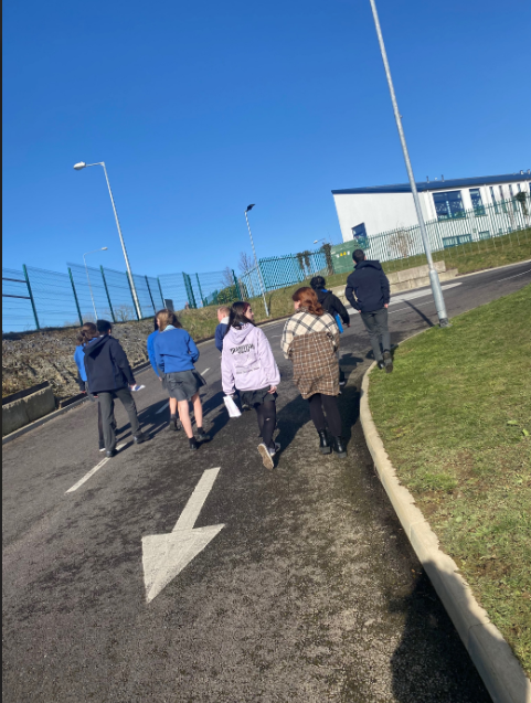 KinsaleComSch's tweet photo. Inniu Chuaigh rang Ms Hennessy ar “siúlóid”agus bhí na daltaí ag déanamh iarracht a gcuid gaeilge a úsáid.
Inné bhíomar ag déanamh comórtas póstaeir! Bhain siad sár-taitneamh as! @SnaGaeilge @AileenHennessy #SnaG22 #seachtainnagaeilge https://t.co/D2299SxqCS
