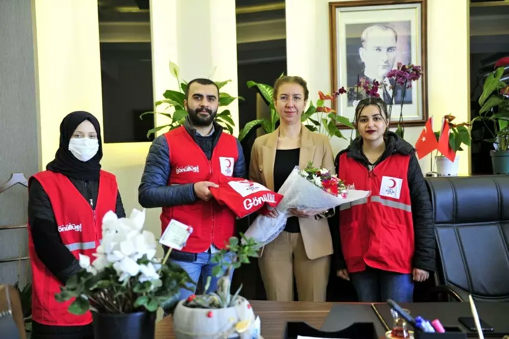 8 Mart kadınlar günü münasebetiyle Yüzüncü yıl üniversitemizin Rektör yardımcısı Şenay Baydaş hanımı ve bölüm hocalarımızı ziyaret edip kadınlar günlerini kutladık.😊🌙💐