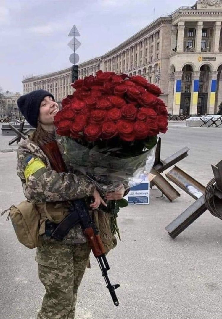 friedmanntomas's tweet photo. Hoy especialmente mi corazón está con todas las mujeres ucranianas. De pie por la libertad. Luchando en primera línea. Protegiendo a sus seres queridos. No a la guerra. https://t.co/nOXAtSE0Ji