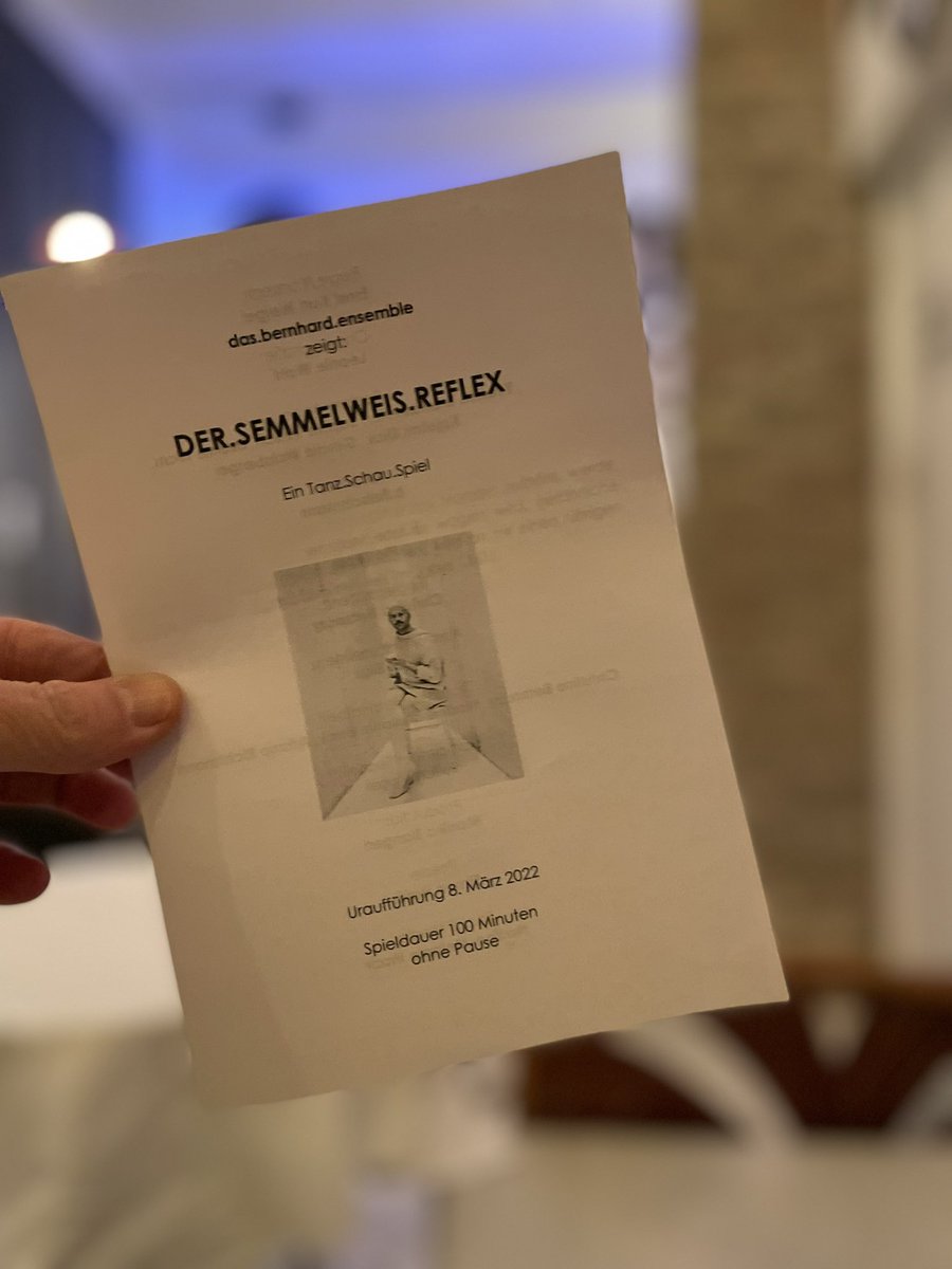 LandauDaniel's tweet photo. Heute im #OffTheater, die Premiere von „Der.Semmelweis.Reflex“,
Ein Tanz.Schau.Spiel
das.bernhard.ensemble / Das Off Theater, Eigenproduktion
Ein Stück zum „Retter der Mütter“, zugleich ein Tanzstück zur Ablehnung von Erkenntnissen?
Und ja, das hier müssen wir alle anziehen 🤓 https://t.co/yile3kF4QR