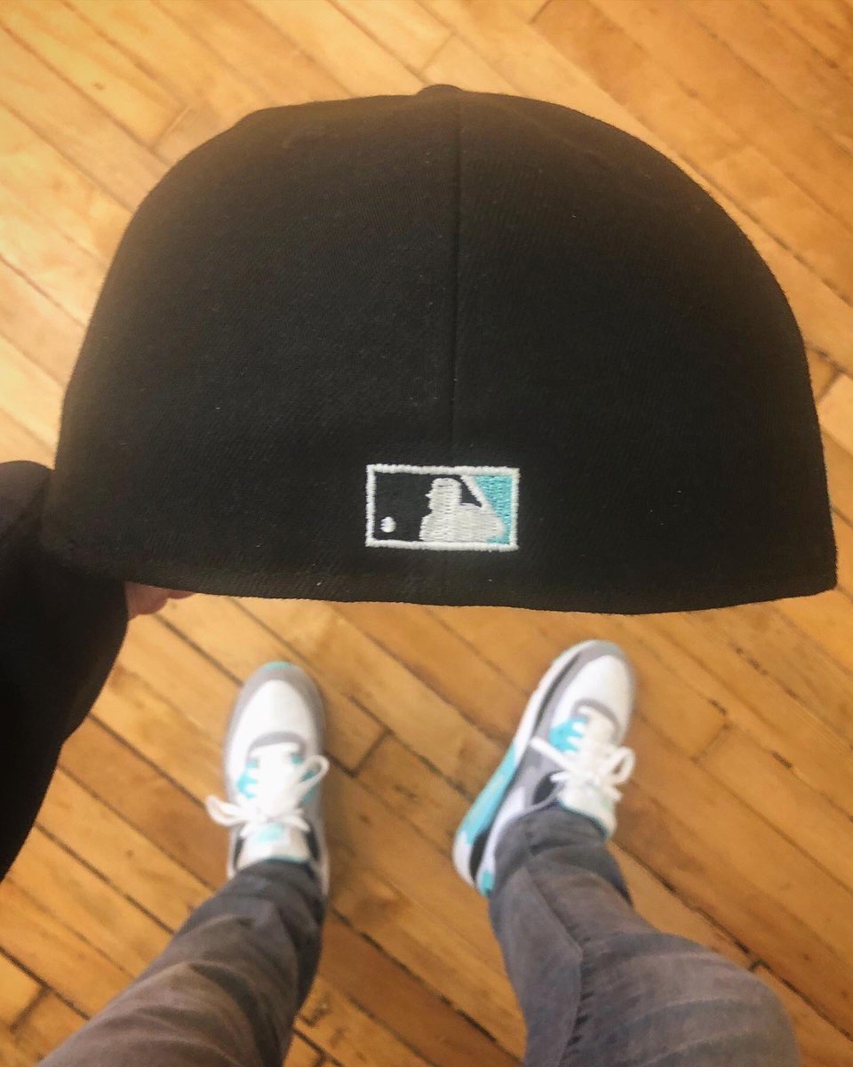 jaylaw22's tweet photo. 🔱🔱🔱 #kicksandcaps #ladiesrockfitteds #seattle #midnightmint https://t.co/h6AGtZExVa