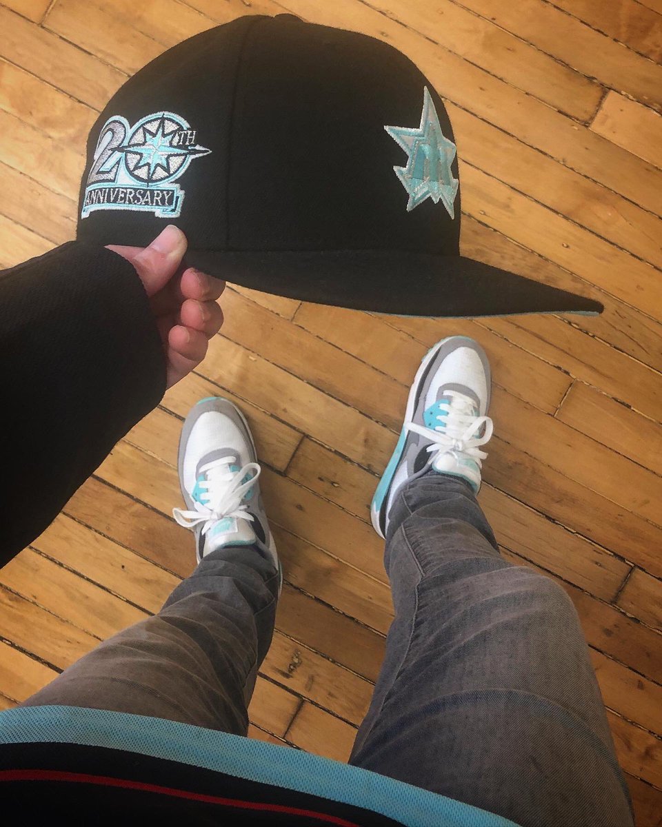 jaylaw22's tweet photo. 🔱🔱🔱 #kicksandcaps #ladiesrockfitteds #seattle #midnightmint https://t.co/h6AGtZExVa