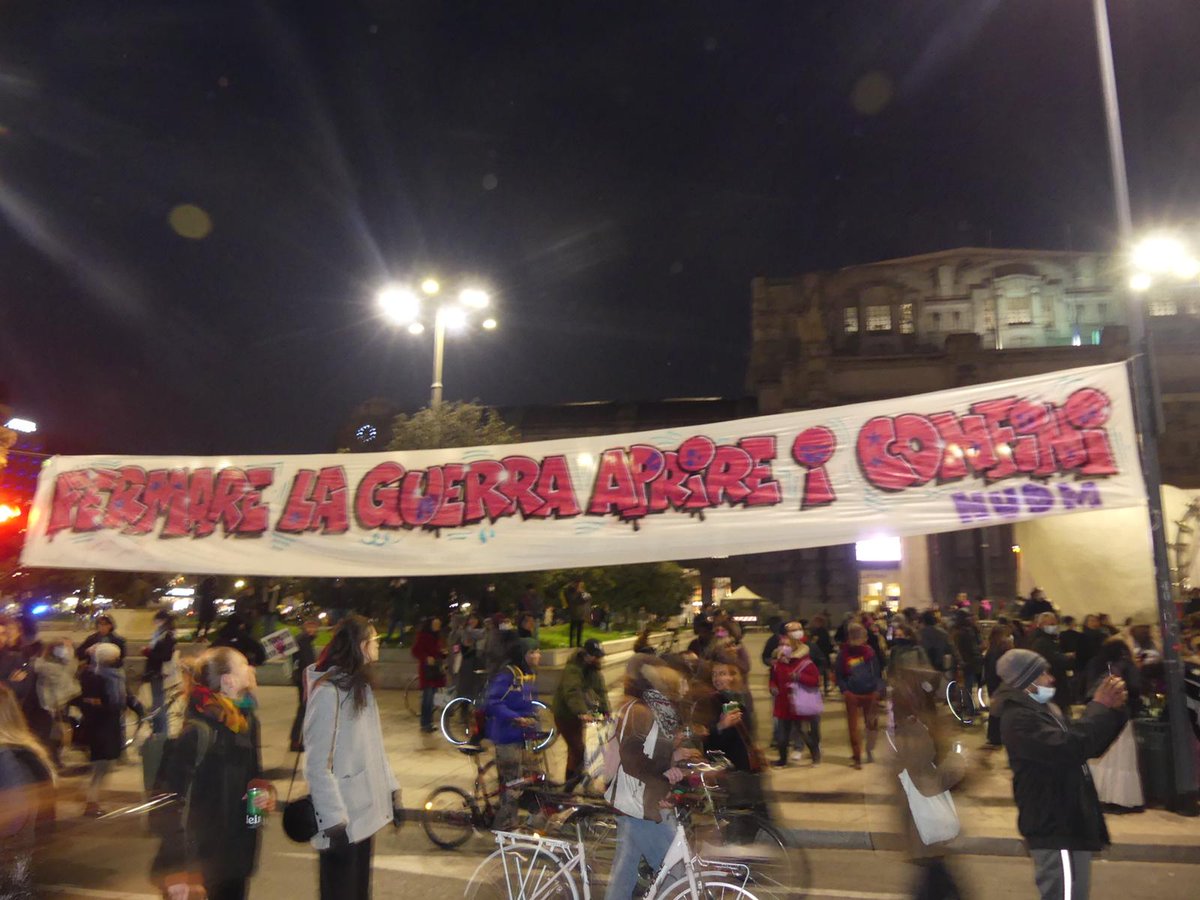 CantiereMilano's tweet photo. #milan NOW thousands anti-war protesters #8march #StopWar #HETBOЙHE on the side of those who struggle vs the #war(s) ONE PEOPLE ONE WORLD! 

#FeministAgainstWar #feministresistanceagainstwar #Ukraine️russianwar #ukraineunderattak #disarmo #stopputin #oprussia #8марта #lottomarzo https://t.co/uN9iB8RJ4U