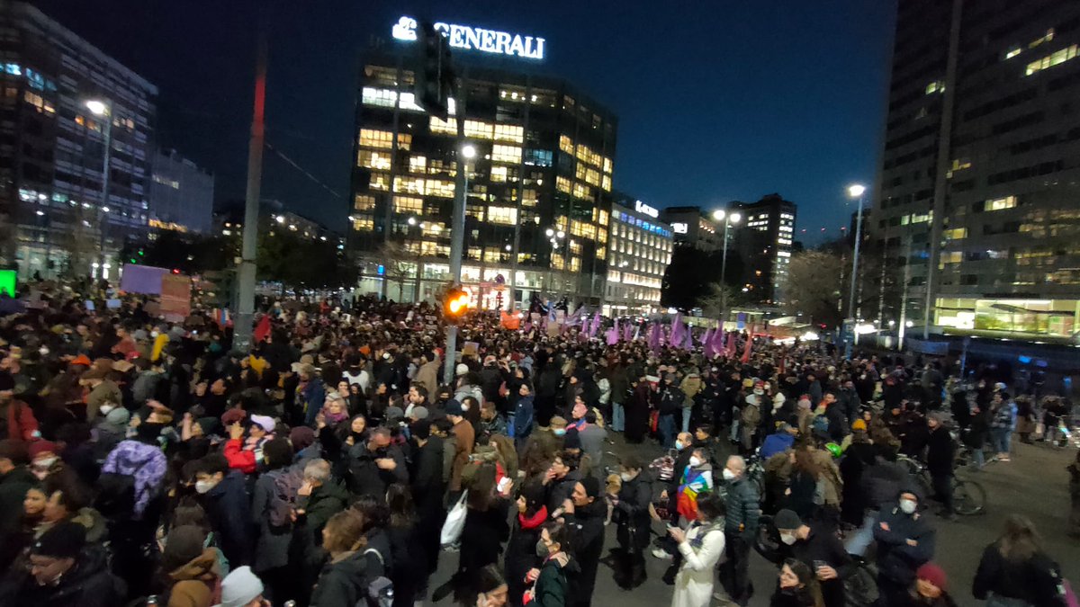 CantiereMilano's tweet photo. #milan NOW thousands anti-war protesters #8march #StopWar #HETBOЙHE on the side of those who struggle vs the #war(s) ONE PEOPLE ONE WORLD! 

#FeministAgainstWar #feministresistanceagainstwar #Ukraine️russianwar #ukraineunderattak #disarmo #stopputin #oprussia #8марта #lottomarzo https://t.co/uN9iB8RJ4U