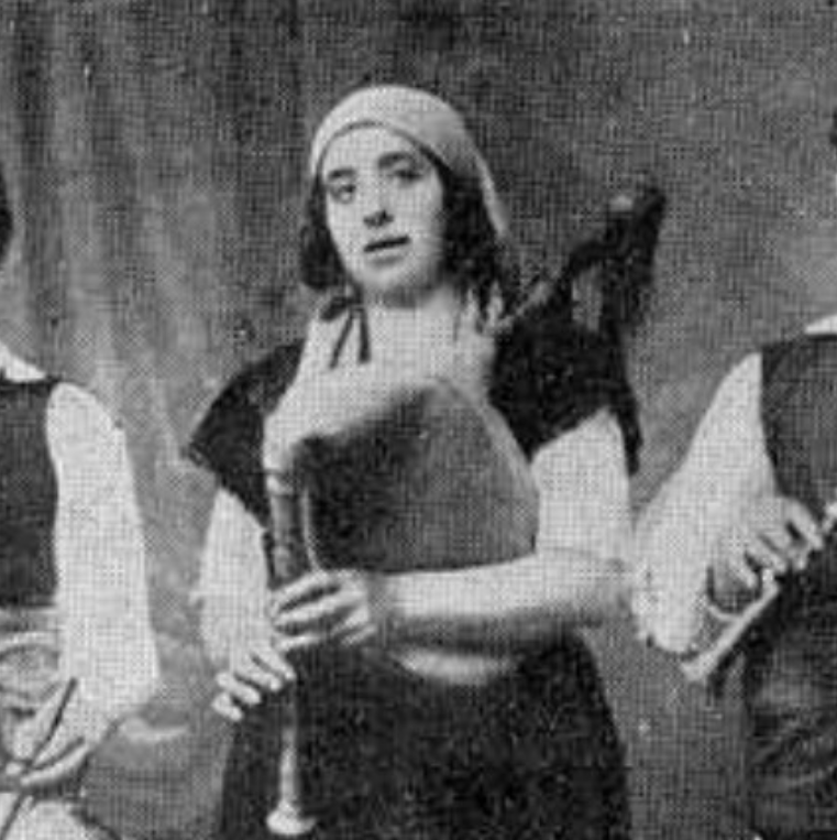 SabiasGalicia's tweet photo. Sabías que a primeira gaiteira da historia era galega. Aurea Rodríguez (#Cartelle 1897) foi pioneira ao ser a primeira muller gaiteira documentada. Liderou e representou o grupo Os Maravillas, converténdoa probablemente tamen, na primeira "mánager" da historia #8Marzo2022 #8M https://t.co/iQbSvKY5FH