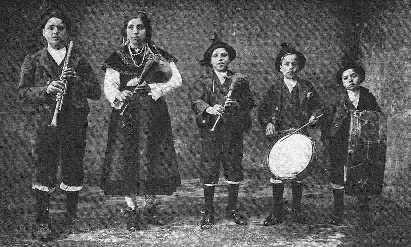 SabiasGalicia's tweet photo. Sabías que a primeira gaiteira da historia era galega. Aurea Rodríguez (#Cartelle 1897) foi pioneira ao ser a primeira muller gaiteira documentada. Liderou e representou o grupo Os Maravillas, converténdoa probablemente tamen, na primeira "mánager" da historia #8Marzo2022 #8M https://t.co/iQbSvKY5FH