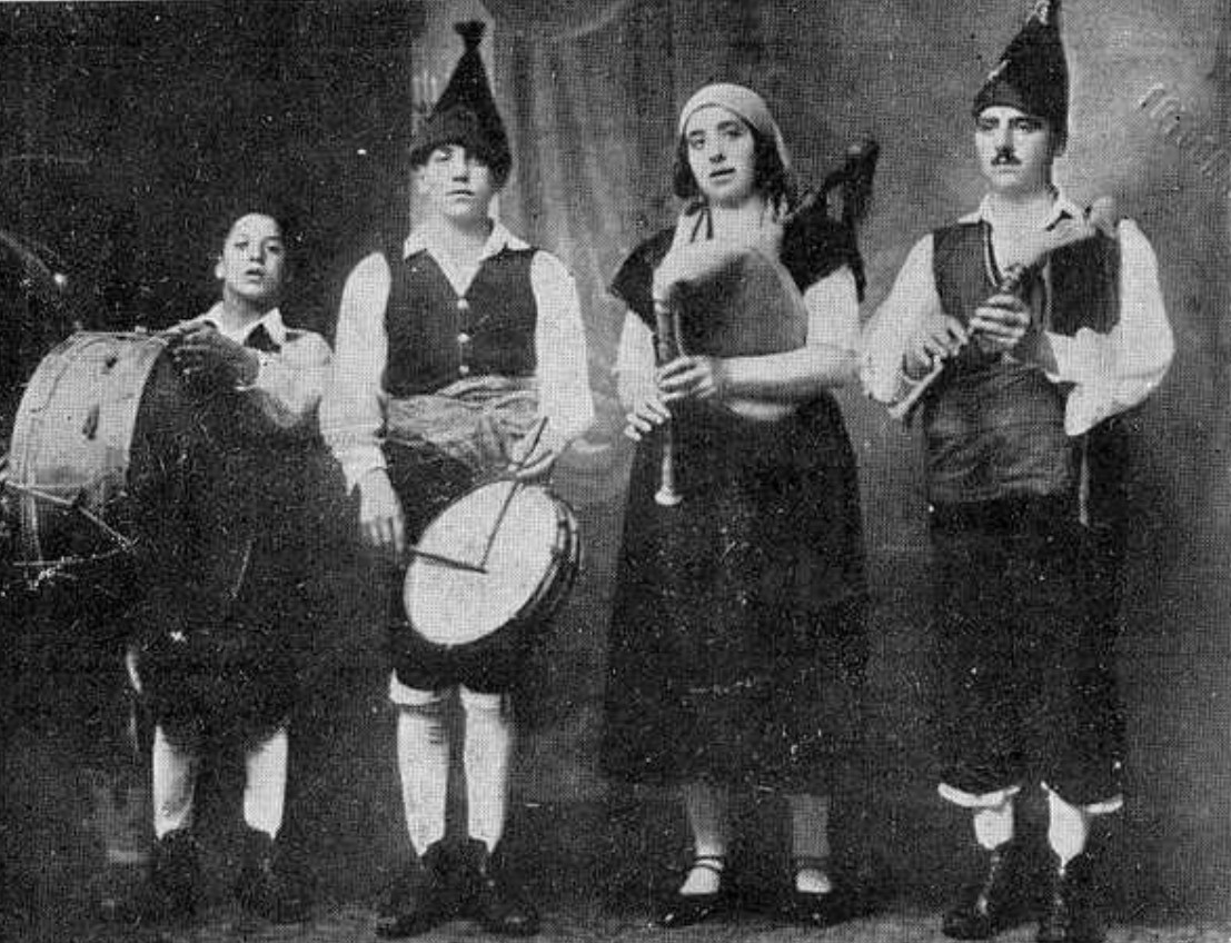 SabiasGalicia's tweet photo. Sabías que a primeira gaiteira da historia era galega. Aurea Rodríguez (#Cartelle 1897) foi pioneira ao ser a primeira muller gaiteira documentada. Liderou e representou o grupo Os Maravillas, converténdoa probablemente tamen, na primeira "mánager" da historia #8Marzo2022 #8M https://t.co/iQbSvKY5FH