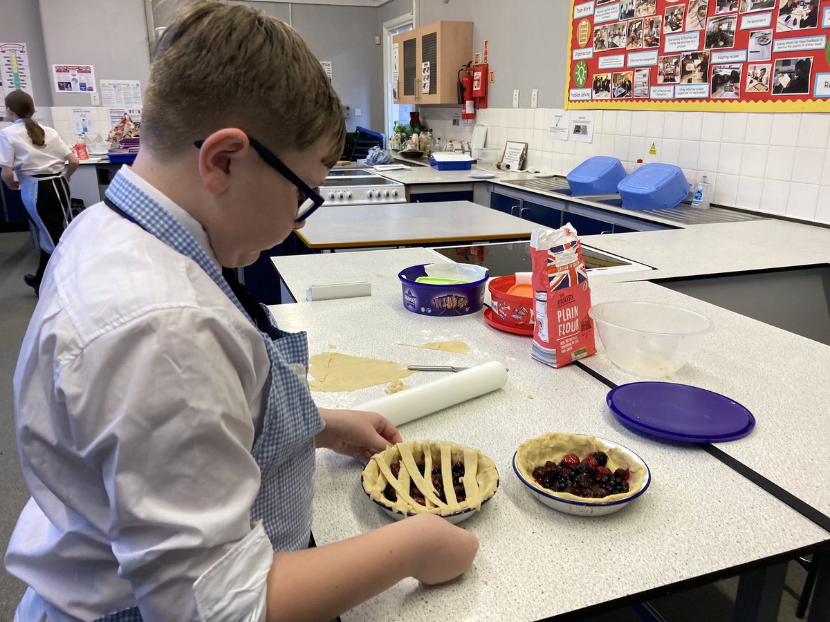 FoodEtone1's tweet photo. This week we celebrate British pie week and the upcoming Pi Day in Maths too! A good opportunity for our students to learn how to make shortcrust pastry, to understand what blind baking is and to prepare a filling by peeling, dicing and creating a purée 😋🥧🍏🍎 @MathsEtone https://t.co/83ZglPGT8d
