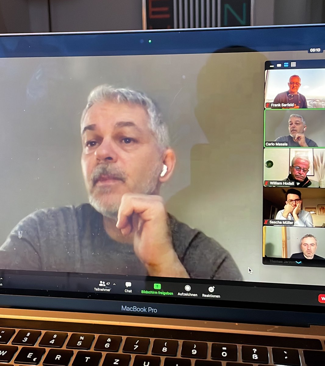 sarfeld's tweet photo. Keine Qual der Wahl:
@CarloMasala1 @tj_tweets 🇺🇦
vs. @tim_cook #AppleEvent
1:0 🚀.
#ContentCounts #Russlandkrise #solidarityWithUkraine #ukraine https://t.co/Q23k5cYLs7
