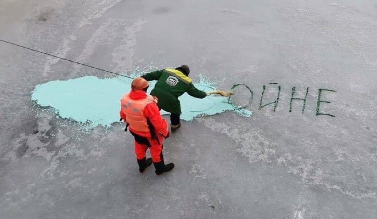 Scritta illegale “no alla guerra” sul giacchio a San Pietroburgo. Per censurarla la polizia dipinge il ghiaccio. 
Dipinge. Il. Ghiaccio.