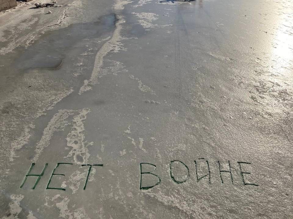 contingenze's tweet photo. Scritta illegale “no alla guerra” sul giacchio a San Pietroburgo. Per censurarla la polizia dipinge il ghiaccio. 
Dipinge. Il. Ghiaccio. https://t.co/Qo9XWZKg0Y