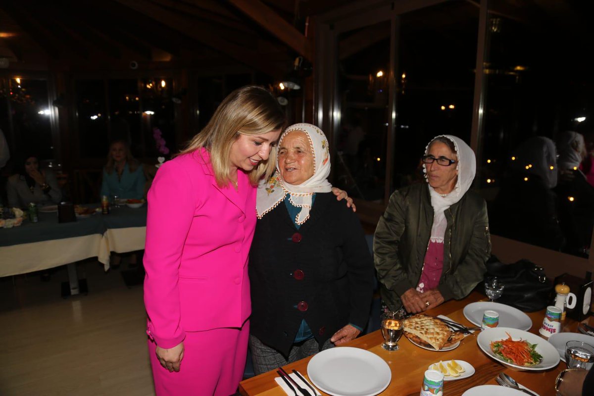 TunceliValiligi's tweet photo. 1️⃣-Valimiz Sayın Mehmet Ali Özkan’ın Eşi Arzu Özkan Hanımefendi, 8 Mart Dünya Kadınlar Günü vesilesiyle Şehit Yakınlarımız, Teyzelerimiz, kamu kurumlarımızda ve özel sektörde çalışan kadınlarımızla bir araya geldi. https://t.co/dAoSzHLIE3