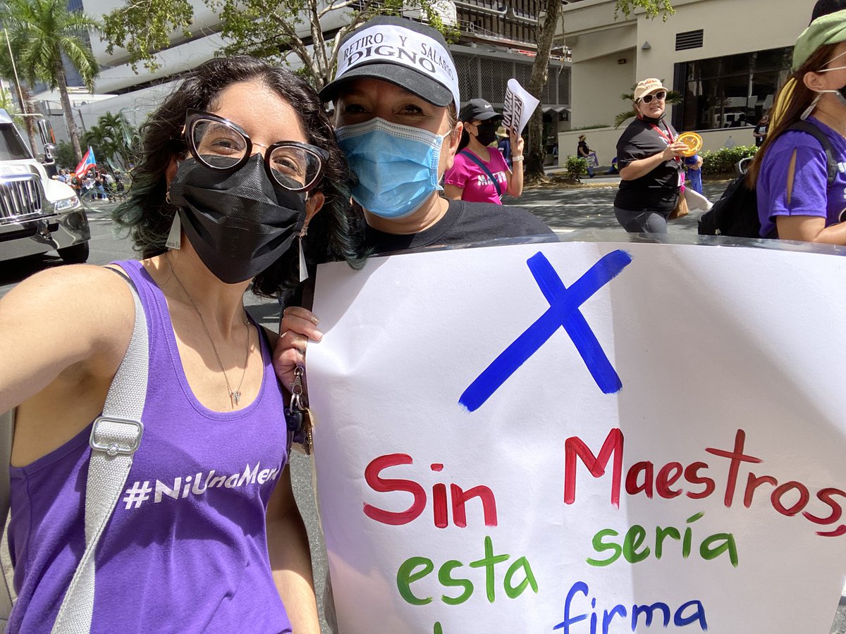 ufnaio's tweet photo. Esta lucha va pa’lante y tiene rostro de mujer ✊🏼💜 @FMPRLucha #8M #retirodigno #maestrasluchando #maestrasenseñando https://t.co/IxcUBrJFWq