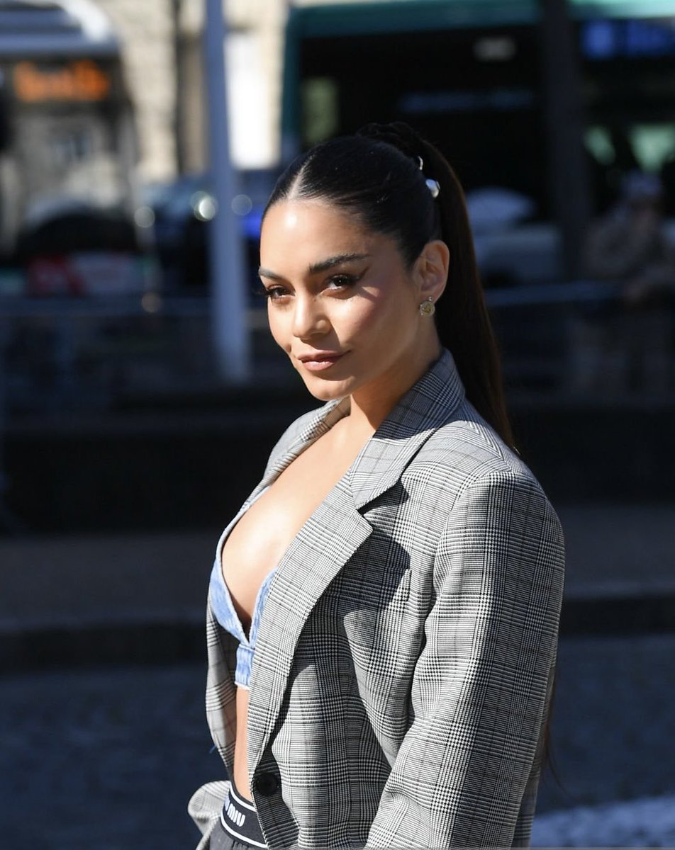 SourceHudgensFR's tweet photo. 📸| Vanessa Hudgens au défilé Miu Miu Womenswear à la Fashion Week @ Paris - 8 mars. https://t.co/ISRI9uA2Wj