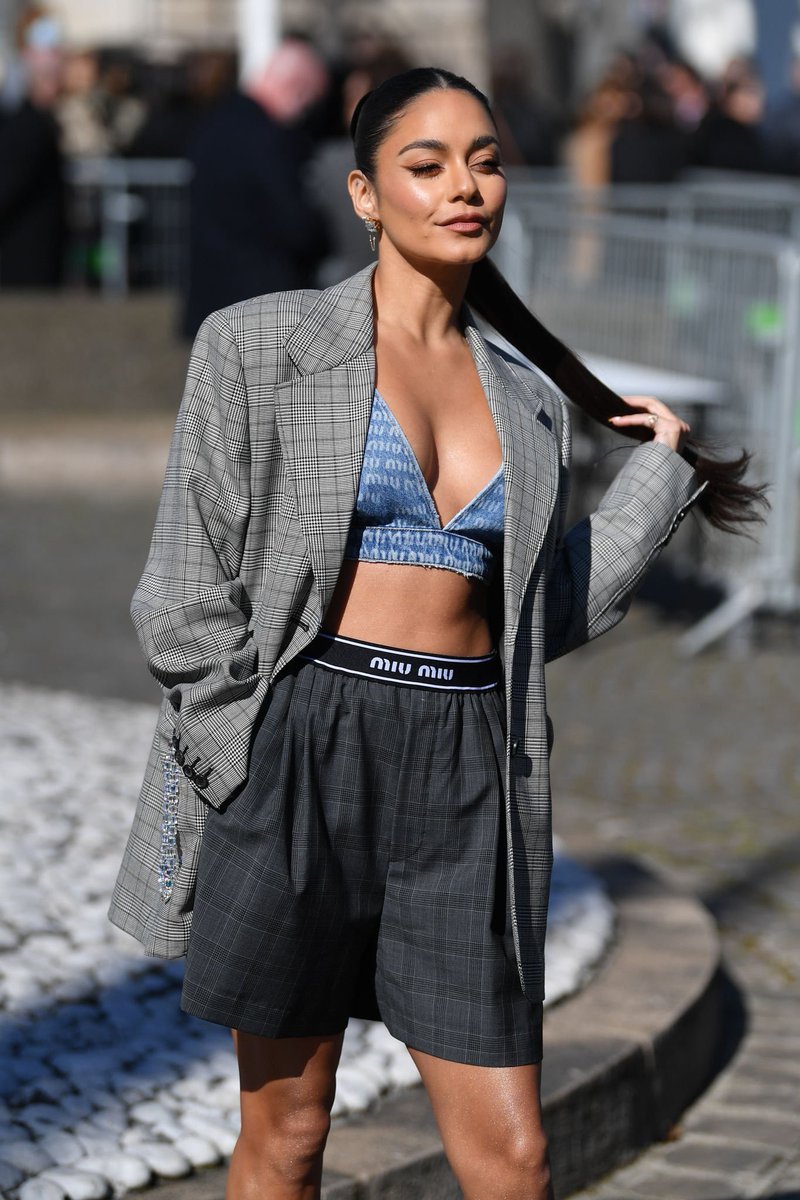 SourceHudgensFR's tweet photo. 📸| Vanessa Hudgens au défilé Miu Miu Womenswear à la Fashion Week @ Paris - 8 mars. https://t.co/ISRI9uA2Wj