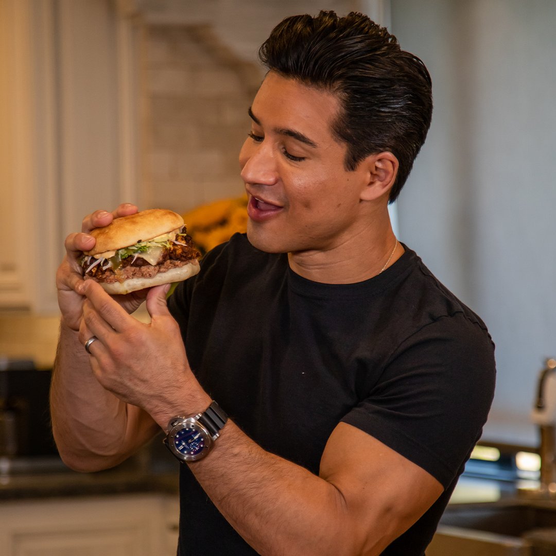 Waiting patiently for someone to look at us the way <a href="/mariolopezviva/">Mario Lopez</a> looks at this torta 😂