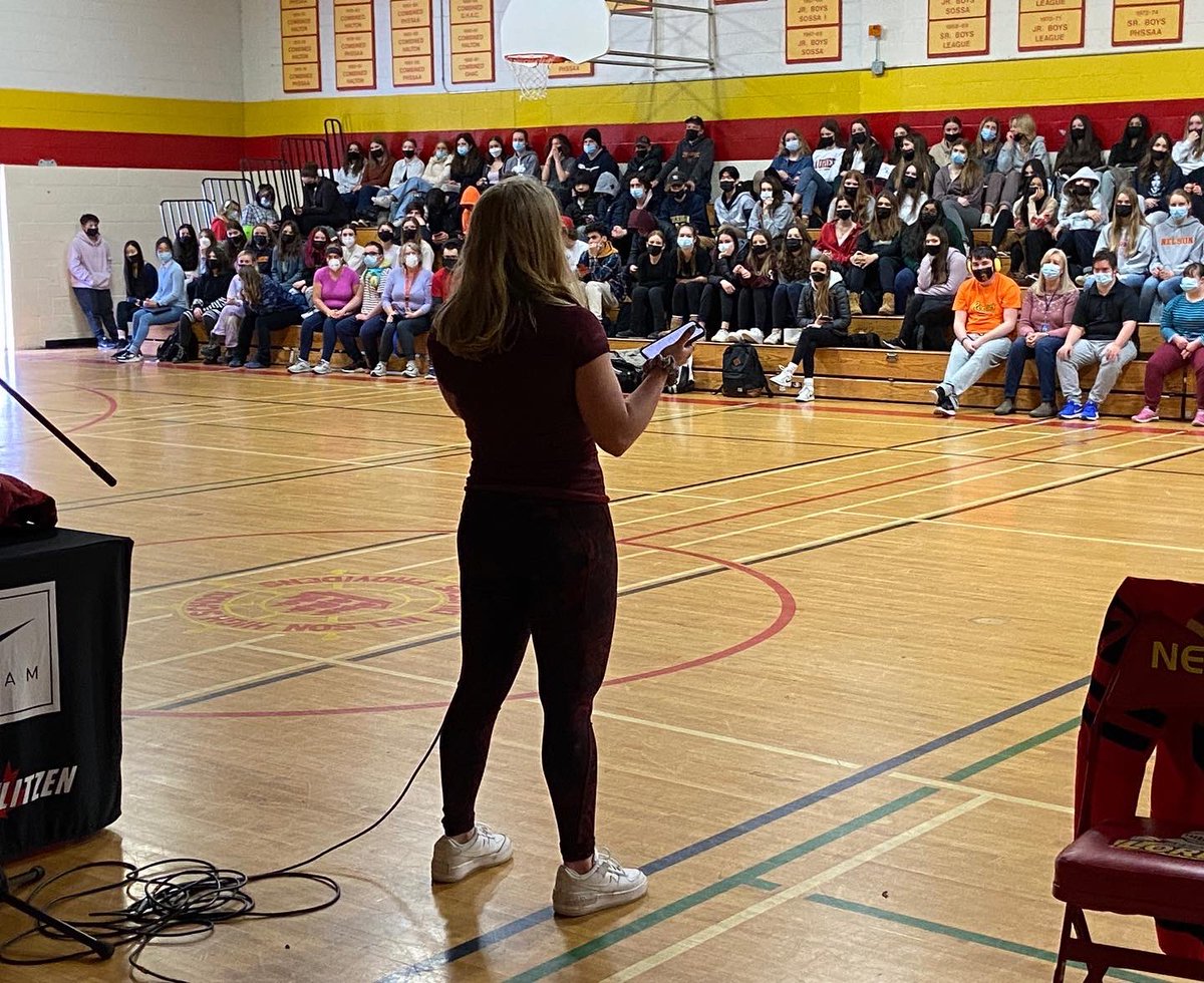 LIKE SHE NEVER LEFT!!! 

Welcome back Emma!!! #InternationalWomensDay

🏒🥇❤️💛❤️💛
