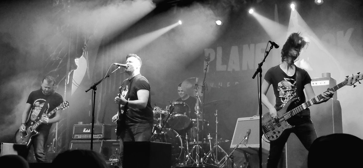 alfriett's tweet photo. @TheDustCoda absolutely rocked the place at #wintersend been waiting a while to see you guys play..can't wait until the next time https://t.co/ApQjzjhXat