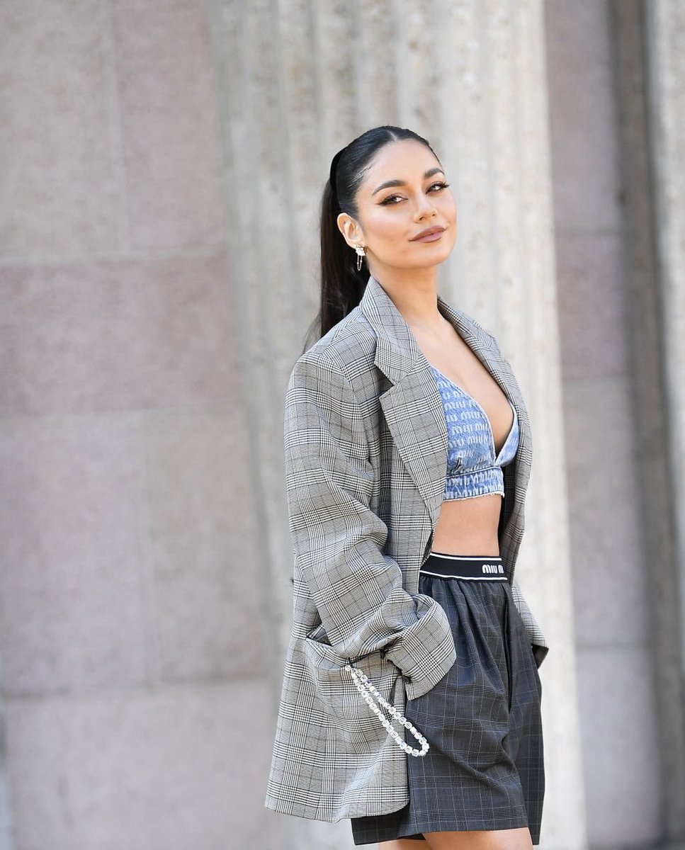 SourceHudgensFR's tweet photo. 📸| Vanessa Hudgens au défilé Miu Miu Womenswear à la Fashion Week @ Paris - 8 mars. https://t.co/Ij5x5R0ye8