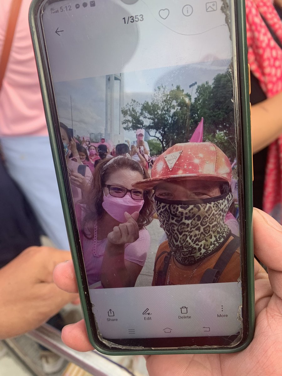JodelleVillanu1's tweet photo. 1st pic was taken at the #qcforleni QC Circle rally. I bought ice candies from Kuya. He asked if he could take a pic with me. 2nd pic was in #EDSA36. He saw me in the crowd and asked if I bought ice candies from him. #kakampinkwednesday today mga mahal ha. Wear our color proud. https://t.co/cCN2umBUqH