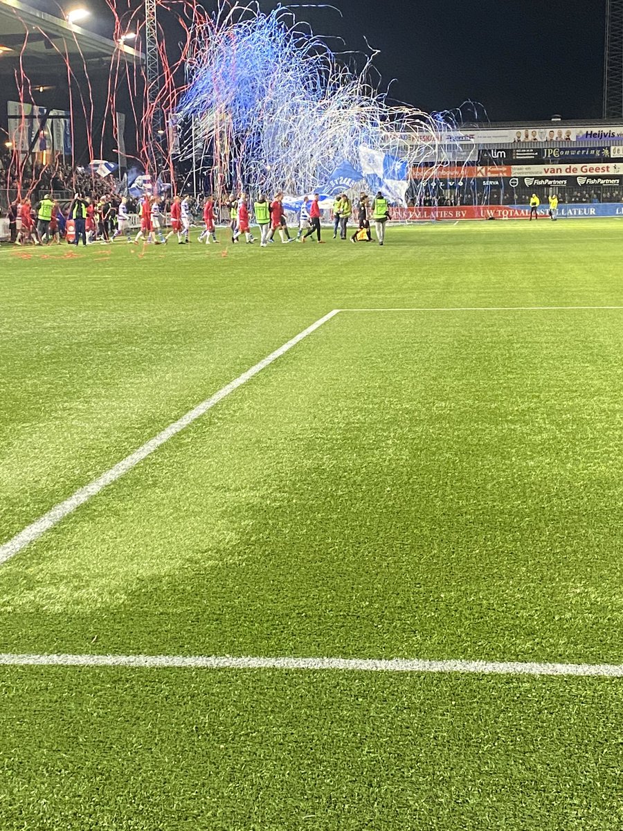 Gooseed72's tweet photo. De derby in het amateurvoetbal IJsselmeervogels vd Spakenburg. Rood vs Blauw https://t.co/mdDwwwNZt8