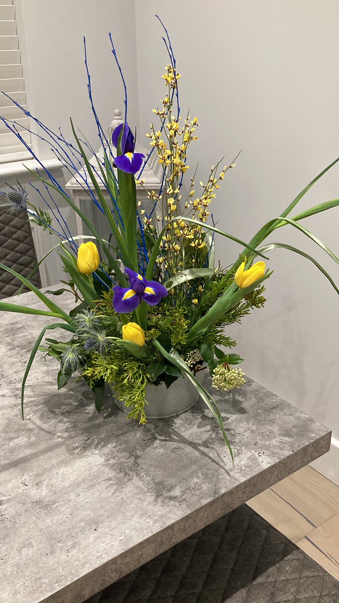 My flower arrangement in tribute of 🇺🇦❤️. I truly enjoyed creating this today. Thank you <a href="/MalaWilliams/">Mala Williams</a> and The Montague Arms