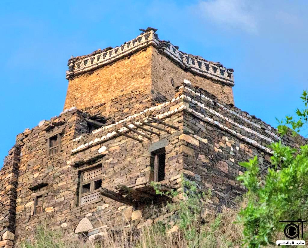 احد الحصون متقنة البناء والتصميم المطعم بحجر المرو حسب التسمية المناطقية في قرية القصرة في مركز القريع بني مالك
تصوير الاستاذ ماجد الحشري
@maged_al_malki_