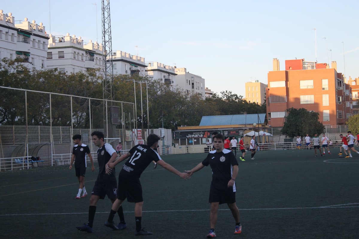 Pinoloco41015's tweet photo. 📊 ESTADÍSTICAS de la TEMPORADA:

📈 Posición final: 3º.

✅ Victorias: 7.

❌ Derrotas: 4.

➖ Empates: 5.

⚽ GF/GC: 39/28.

🔝 Máximos goleadores: @_aduran6 (8), #Jaime (7), @JCuenca92 (4).

👏 Gran esfuerzo de todos los integrantes del equipo. #AvantiPinoloco 🖤 https://t.co/fxwQMmxPIp