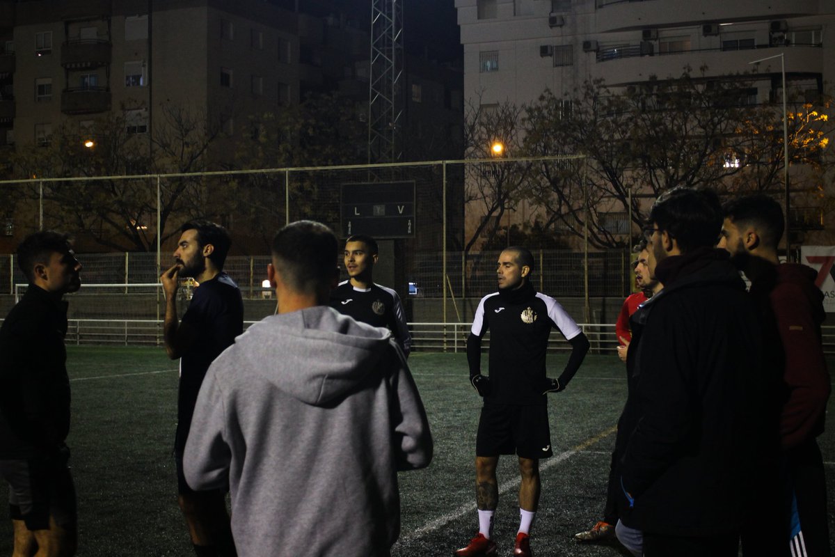 Pinoloco41015's tweet photo. 📊 ESTADÍSTICAS de la TEMPORADA:

📈 Posición final: 3º.

✅ Victorias: 7.

❌ Derrotas: 4.

➖ Empates: 5.

⚽ GF/GC: 39/28.

🔝 Máximos goleadores: @_aduran6 (8), #Jaime (7), @JCuenca92 (4).

👏 Gran esfuerzo de todos los integrantes del equipo. #AvantiPinoloco 🖤 https://t.co/fxwQMmxPIp