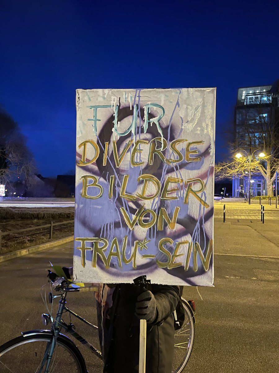 8mrostock's tweet photo. Circa 650 Menschen sind heute zur feministischen Demo in #Rostock auf der Straße gewesen 💜✊🏽💜 #riotsnotroses #hro0803 https://t.co/jBGLRgmljk