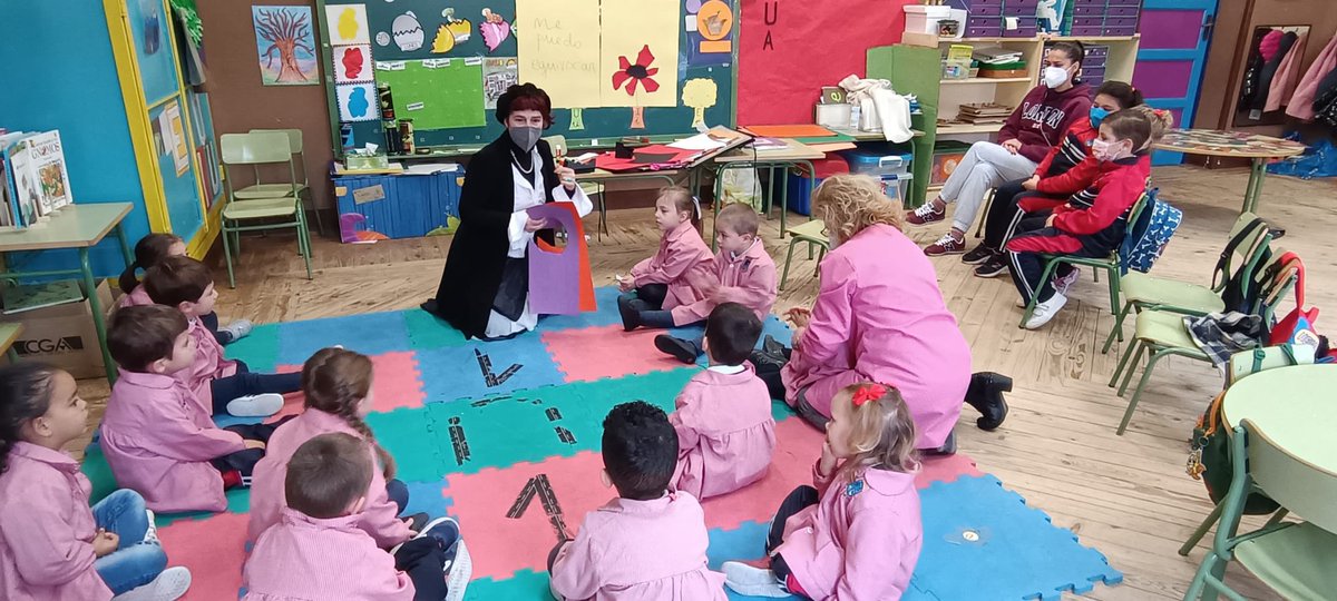 cra_villa's tweet photo. Hoy en el Día Internacional de la Mujer, hemos compartido un precioso día lleno de color, cuentos y arte, a través de una mujer que,  a través de su trabajo y esfuerzo se ha convertido en un referente en la literatura Infantil. La gran Violeta Monreal. https://t.co/fJLwHiZNCb