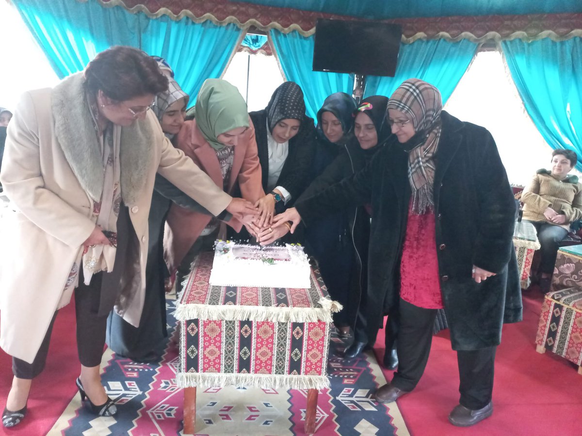 AKKadinErzincan's tweet photo. 8 Mart Dünya Kadınlar Gününde ; Şimdiye kadar Kadınlar Kolları Yönetiminde görev almış Üyelerimize #VefaProgramı düzenledik
Programıza katılan herkese teşkilatımıza vermiş oldukları emeklerinden dolayı teşekkür ediyoruz. Biz birlikte daha güçlüyüz.
#8MartKadınEmeği
@AKKADINGM https://t.co/EihZl6WTVG