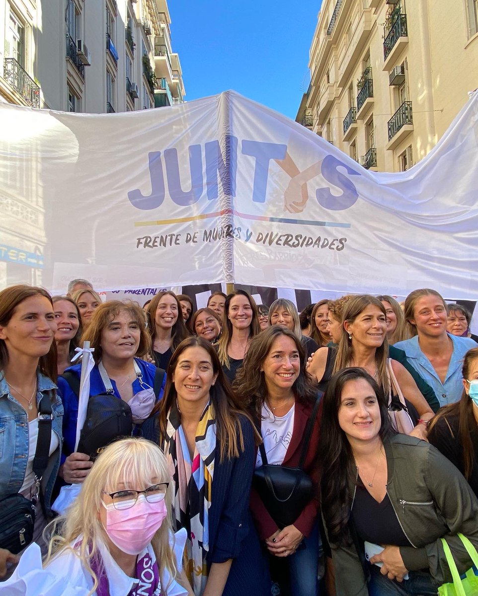 mariuvidal's tweet photo. Hoy estoy acá, en la Plaza del Congreso, junto a mis hijas, a mis amigas, a mis colegas y a las miles de mujeres que nos abrazamos, sin grietas, en un reclamo que se transformó en necesidad: vivir sin miedo y en igualdad. https://t.co/x2PeEiyYJc