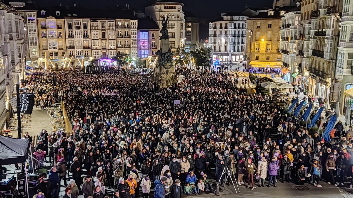 muybastxs's tweet photo. ZAPALTZEN GAITUEN SISTEMARI 🔥!!

GORA BORROKA FEMINISTA!!✊
#Gasteiz #Martxoak8 https://t.co/kQWHF86hXd