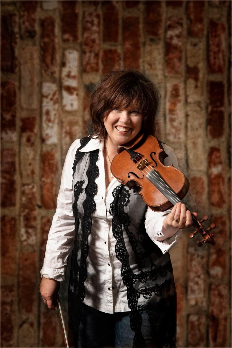 BarraMacNeils's tweet photo. This woman has been side by side with the rest of us over 35 years. Juggling motherhood and touring and all that goes along with family life on and off the road.
So, on this #InternationalWomenDay we lift up and celebrate the one who keeps shining… ✨Lucy✨
￼ https://t.co/xYRmCXz29b